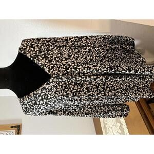 Women's XXL Black and White Leaf Print Long Sleeve V-Neck Blouse